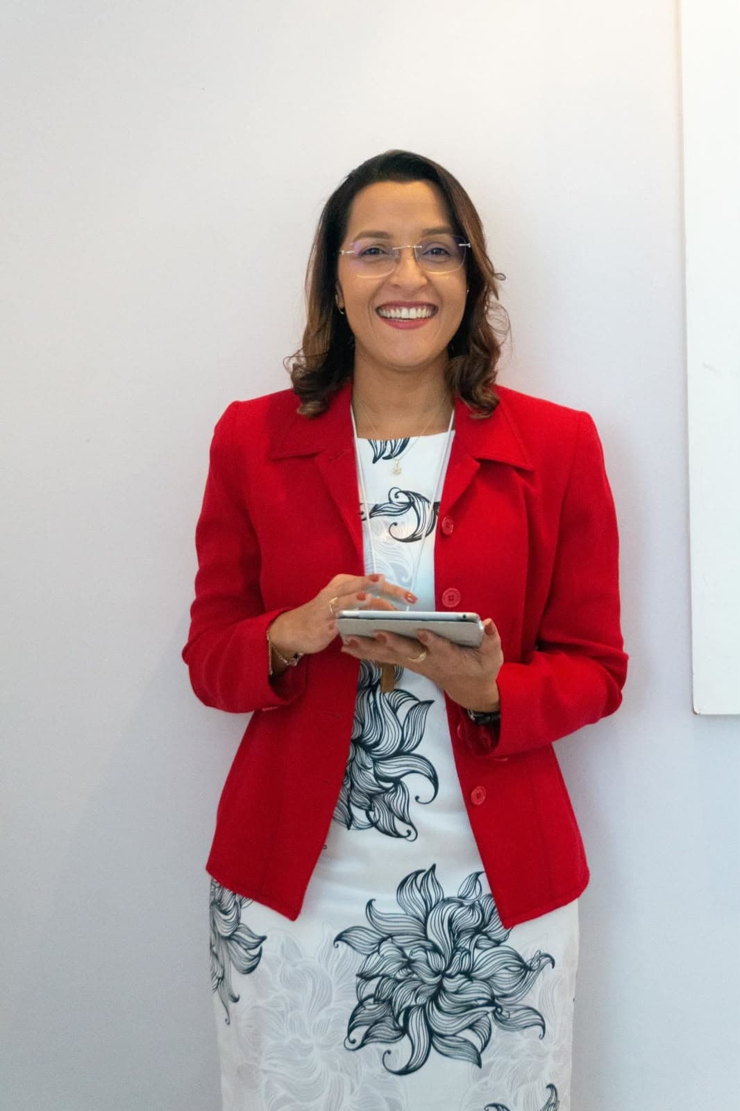 Danielle Osorio segurando um tablet